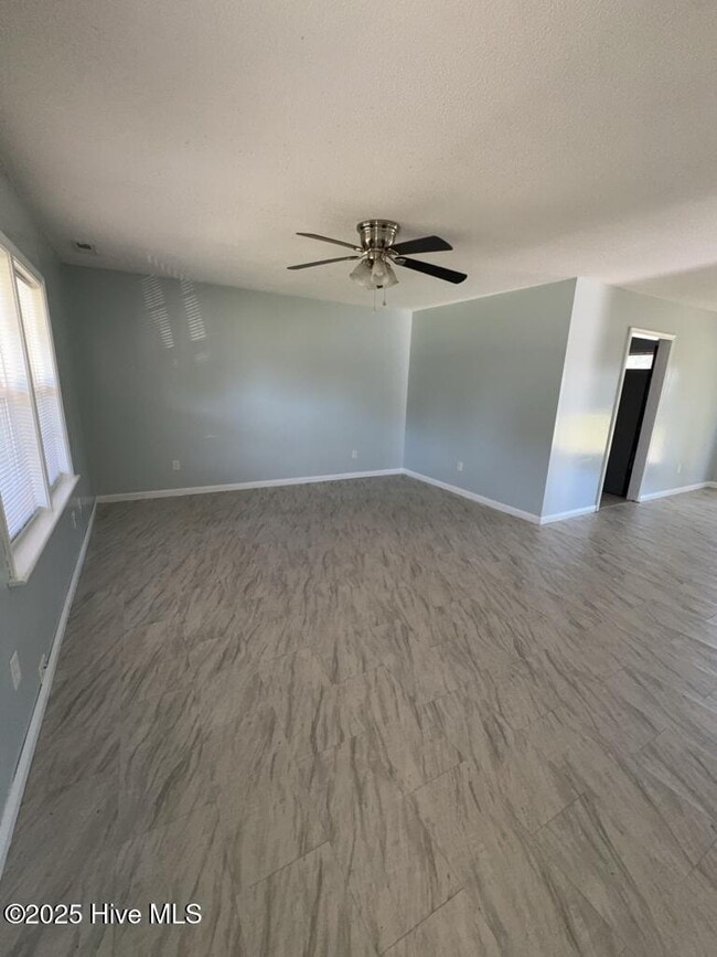 Building Photo - 304 Royal Dr