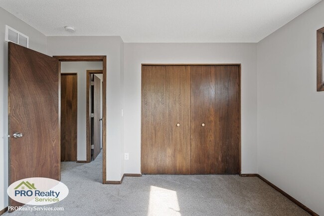 Building Photo - 4 Bedroom Home in Eagan