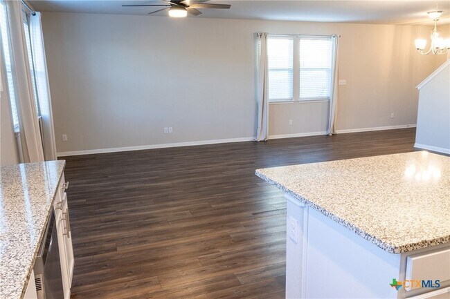 Building Photo - 366 Silver Springs Bend