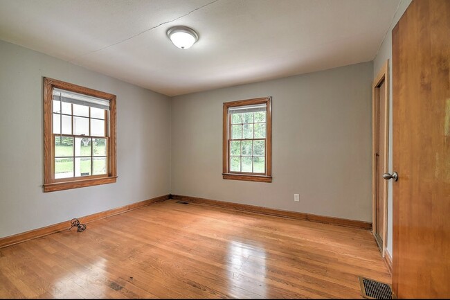 Building Photo - 401 Hillcrest Dr