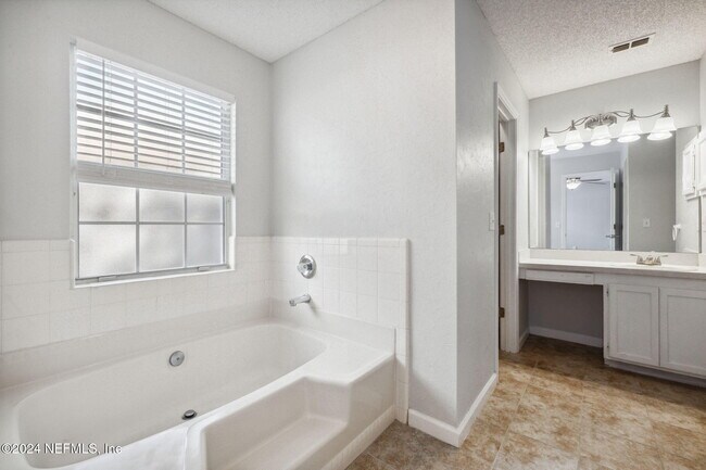 Building Photo - 12358 Carriage Crossing Ct