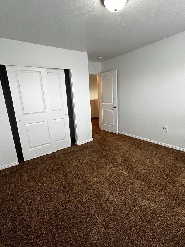 Building Photo - 5059 W Red Shale Rd