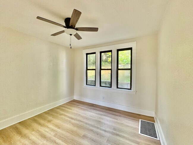 Building Photo - Newly Renovated 2 Bed, 1 Bath Home with Bonus Room - Conveniently Located, Central Heat - Availab...