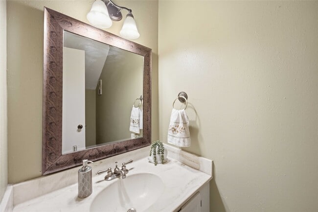 Building Photo - 10336 Briar Forest Dr