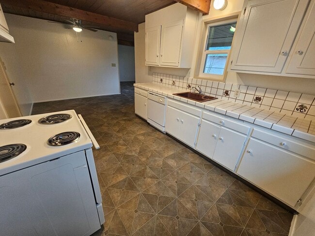 Building Photo - Spacious 4 Bedroom 2 Bath Home WITH BONUS ...