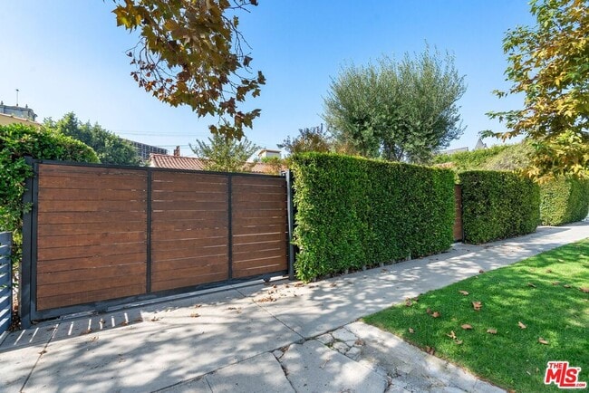 Building Photo - 619 S Sycamore Ave