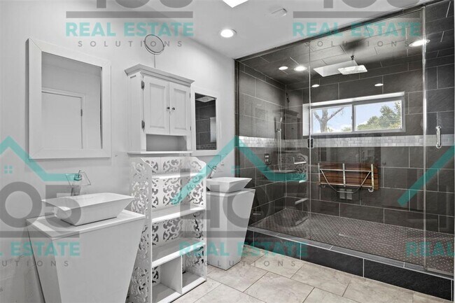 Building Photo - AMAZING FIND IN MWC