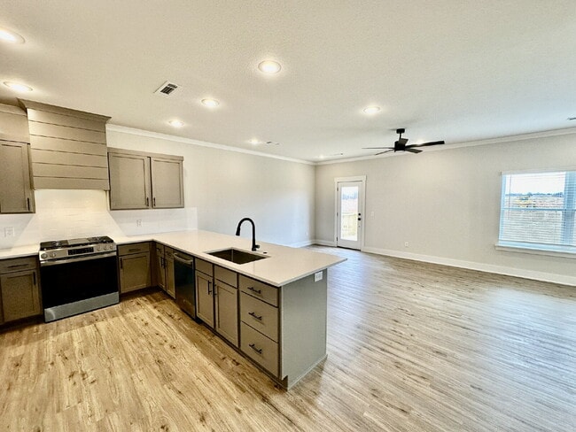 Building Photo - 2805 SW Hampshire Ave