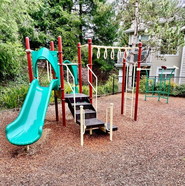 Building Photo - 2 Bed / 1 bath townhome at Summerhill Village in Issaquah $2,895/mo