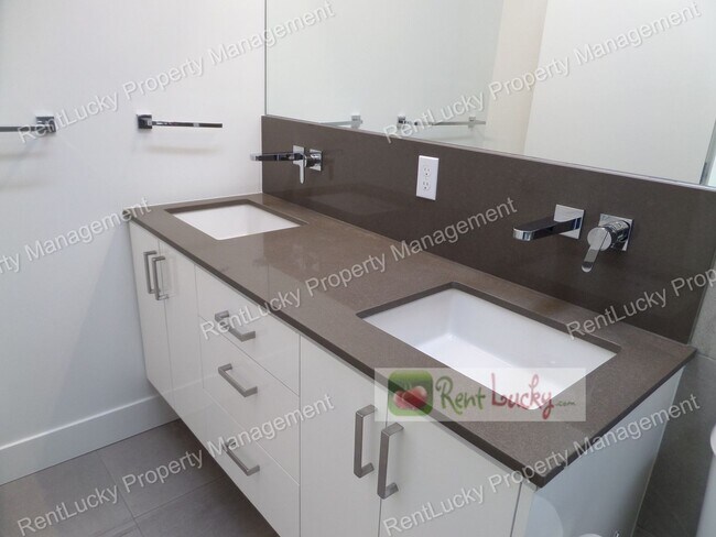 Building Photo - Spectacular VIEW 2 Bedroom+Den Townhome, Zoned For Residential & Commercial Use! Live and Work in...