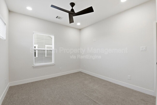 Building Photo - 2204 Lou Ellen Ln