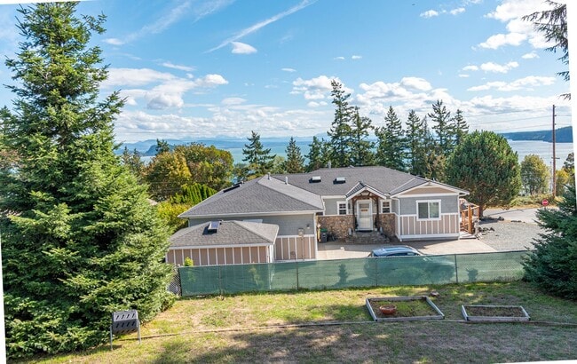 Building Photo - Spacious 2-Story Split-Level Home with Wat...