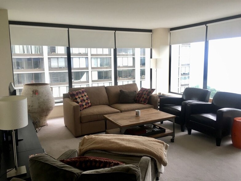 Building Photo - 5445 N Sheridan Rd