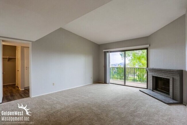 Building Photo - Breezy 2Bdm 2Ba Top-Floor Corner Condo with Mountain Views!