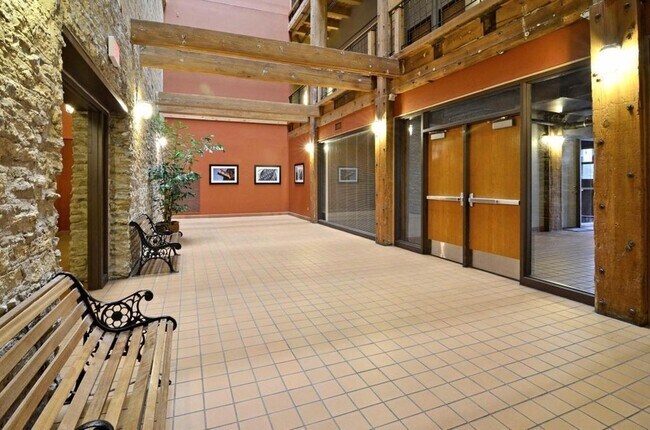 Building Photo - 400 N 1st St