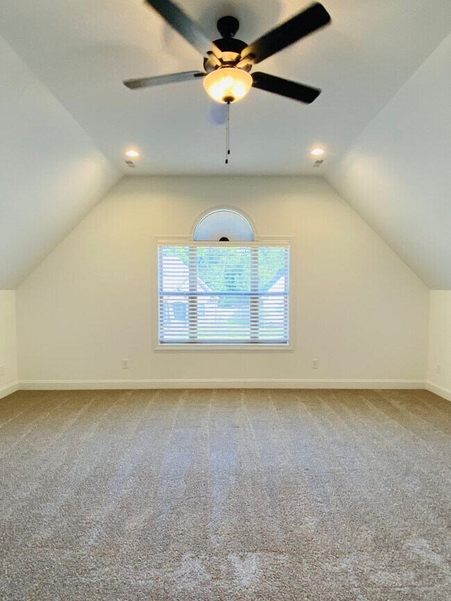 Building Photo - Luxury Home