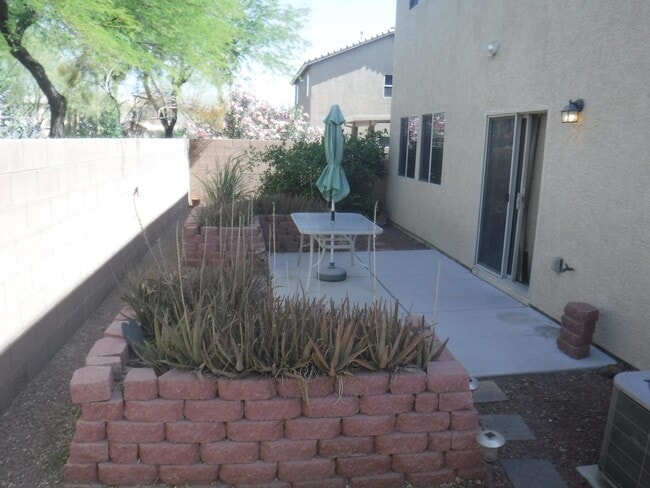 Building Photo - SPACIOUS 4 BEDROOM HOME WITH 2.5 BATHS, 2 ...