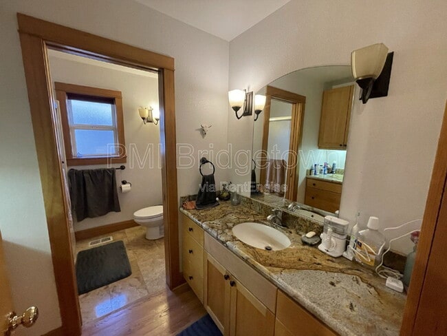 Building Photo - 4834 SE Kelly St