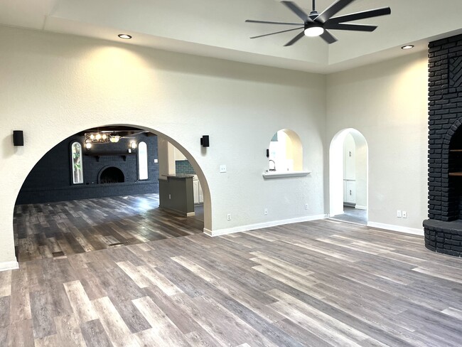 Building Photo - 834 S Western St