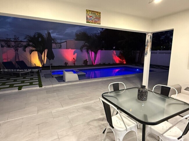 Building Photo - 1637 SE 1st St