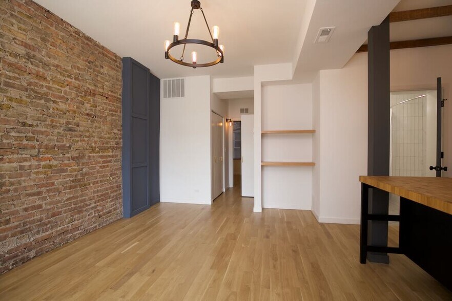 Building Photo - 908 N California Ave