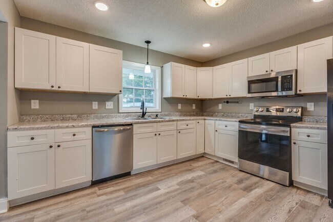 Building Photo - 3 Bed/2 Bath fully Renovated House