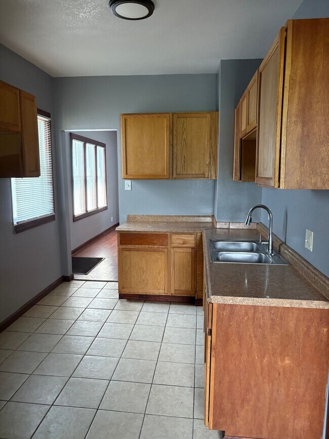 Building Photo - Beautiful 4 bedrooms and 2 bathrooms!