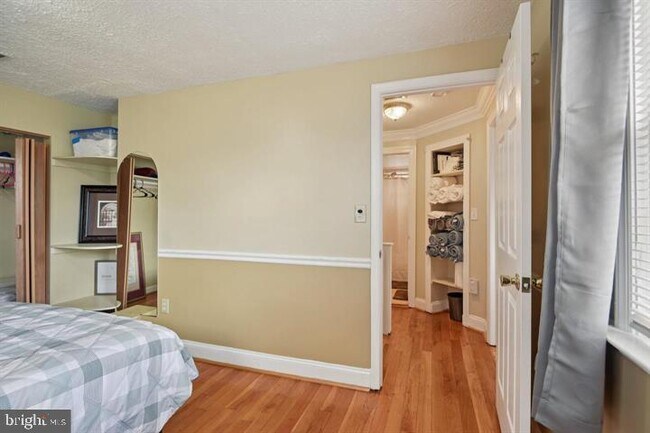 Building Photo - 3705 S Four Mile Run Dr