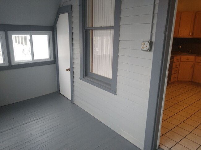 Building Photo - Nice Newly Remodeled 2Br, 1Bth, 2nd Floor -parking included