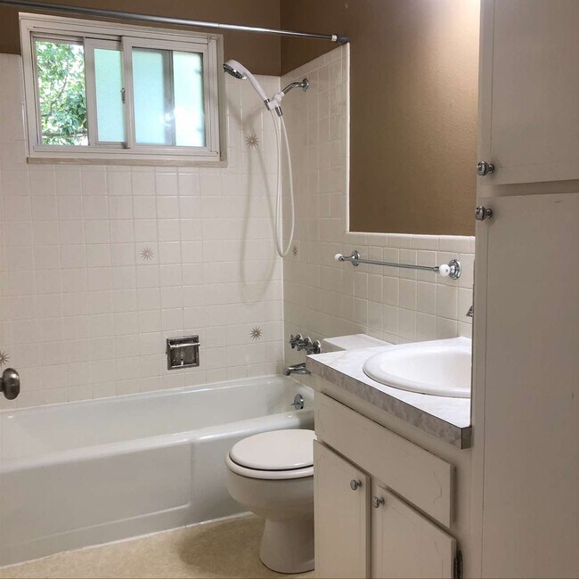 Building Photo - 1033 Cypress Dr