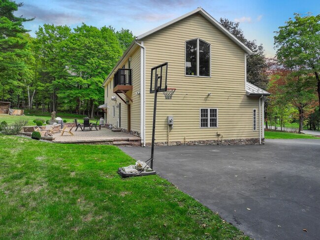 Building Photo - 338 Clove Rd