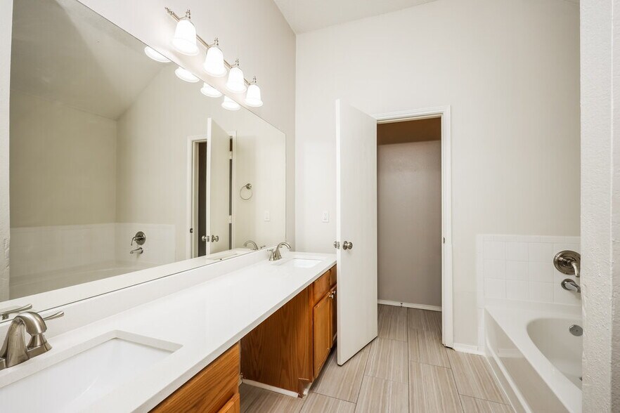 Building Photo - 2133 Acorn Grove