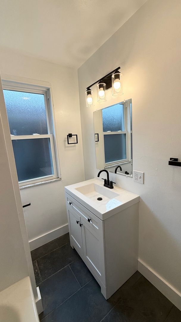 Building Photo - Newly Renovated 3 Bedroom in Arlington- New Kitchen and Bath with HUGE Backyard!!