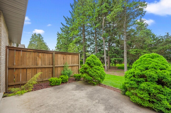 Building Photo - 1015 Claremont Dr