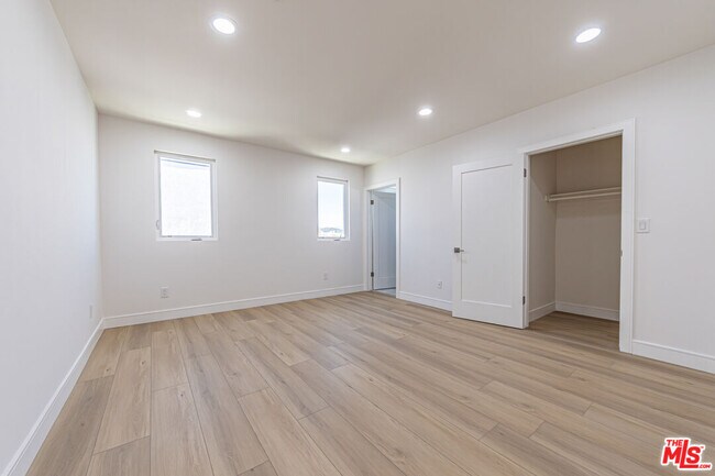 Building Photo - 5438 Romaine St