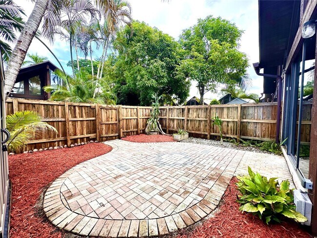 Building Photo - 497 N University Dr