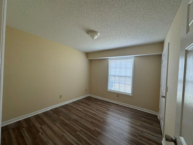 Building Photo - *** $200 OFF FIRST MONTH RENT ***
