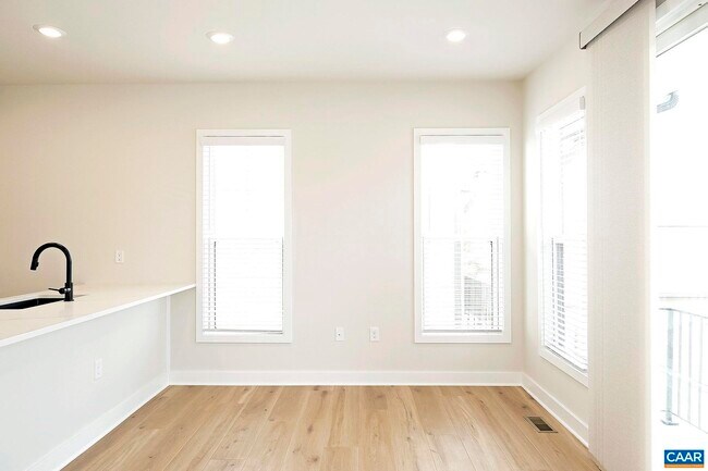 Building Photo - 917 Belmont Ave