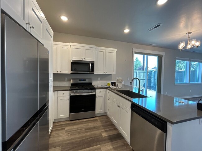 Building Photo - 2 Bedroom Duplex – Luderman Crossing - Bend