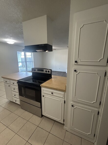 Building Photo - 404 Fox Dr