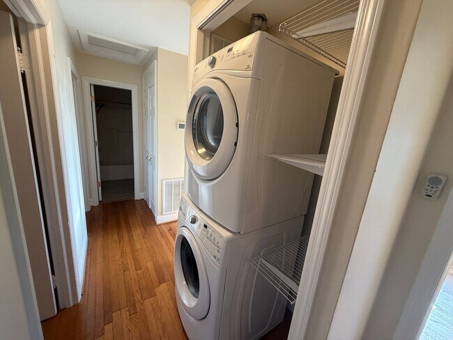 Building Photo - 300 Monticello Ln