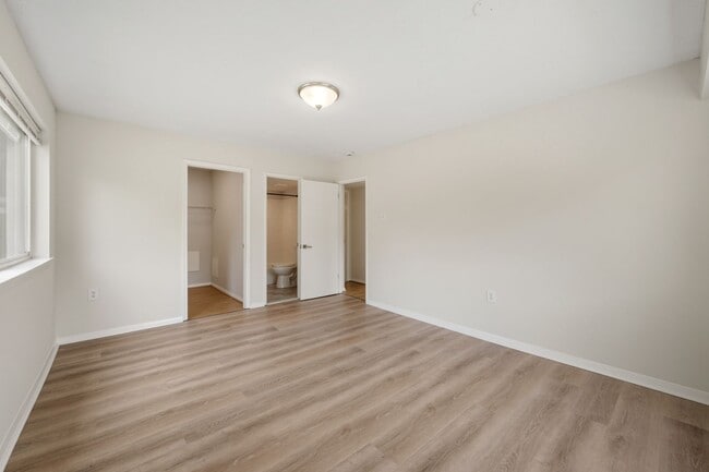 Building Photo - Fairwinds. Renovated and Updated. Spacious 2 bed 2 bath ground level condo in Annapolis!