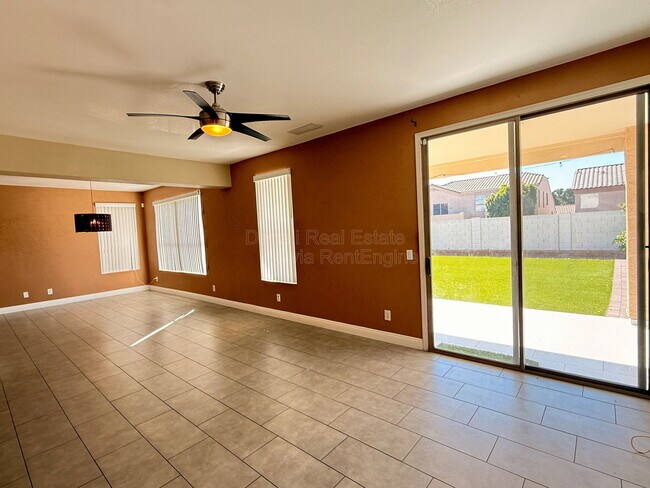 Building Photo - 6425 W Desert Hollow Dr