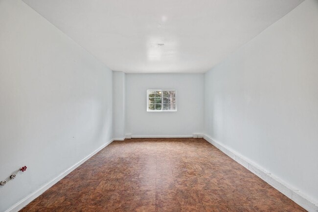 Building Photo - 3 Bed 1.5 Bath Home for Rent in Newport Ne...