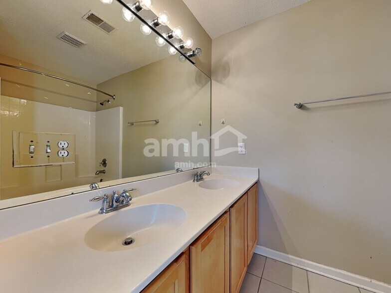 Building Photo - 210 Flat Rock Ter