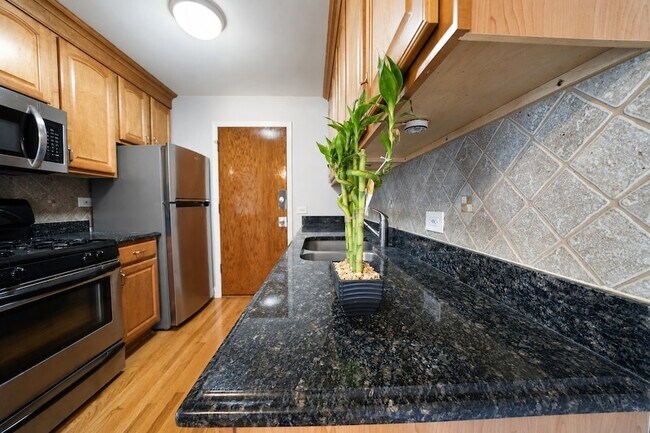 Building Photo - 4940 N Leonard Dr