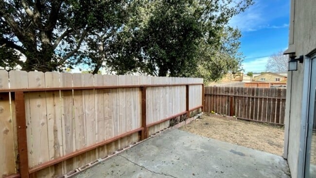 Building Photo - 2 Bedroom Townhouse with Fenced Yard by Harloe Elementary School