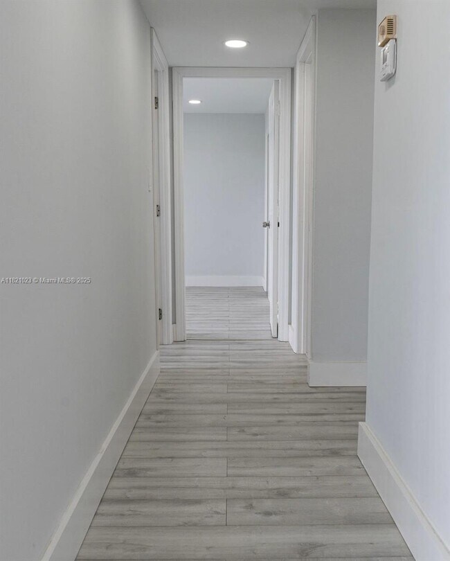 Building Photo - 4174 Inverrary Dr