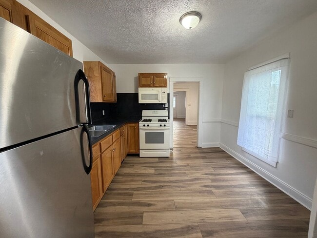 Building Photo - Spacious 4 Bedroom home