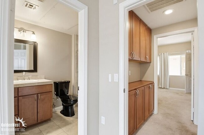 Building Photo - Modern 2Bdm 2Ba Condo in the Heart of Bankers Hill - MI Special